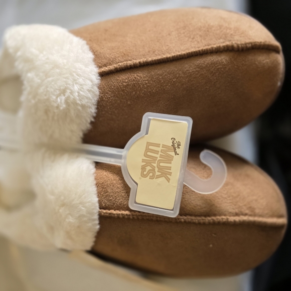 Muk Luks Tan and White Cozy Slippers Size 11-12 - Picture 2 of 7